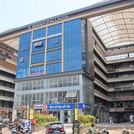 Hotel Gold Palace Inn Surat Buitenkant foto