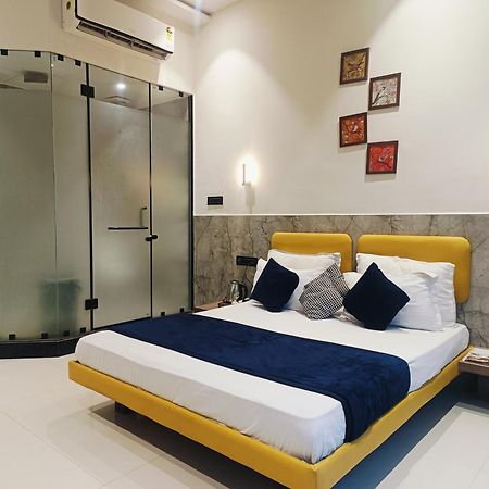 Hotel Gold Palace Inn Surat Buitenkant foto