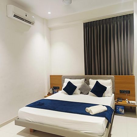 Hotel Gold Palace Inn Surat Buitenkant foto