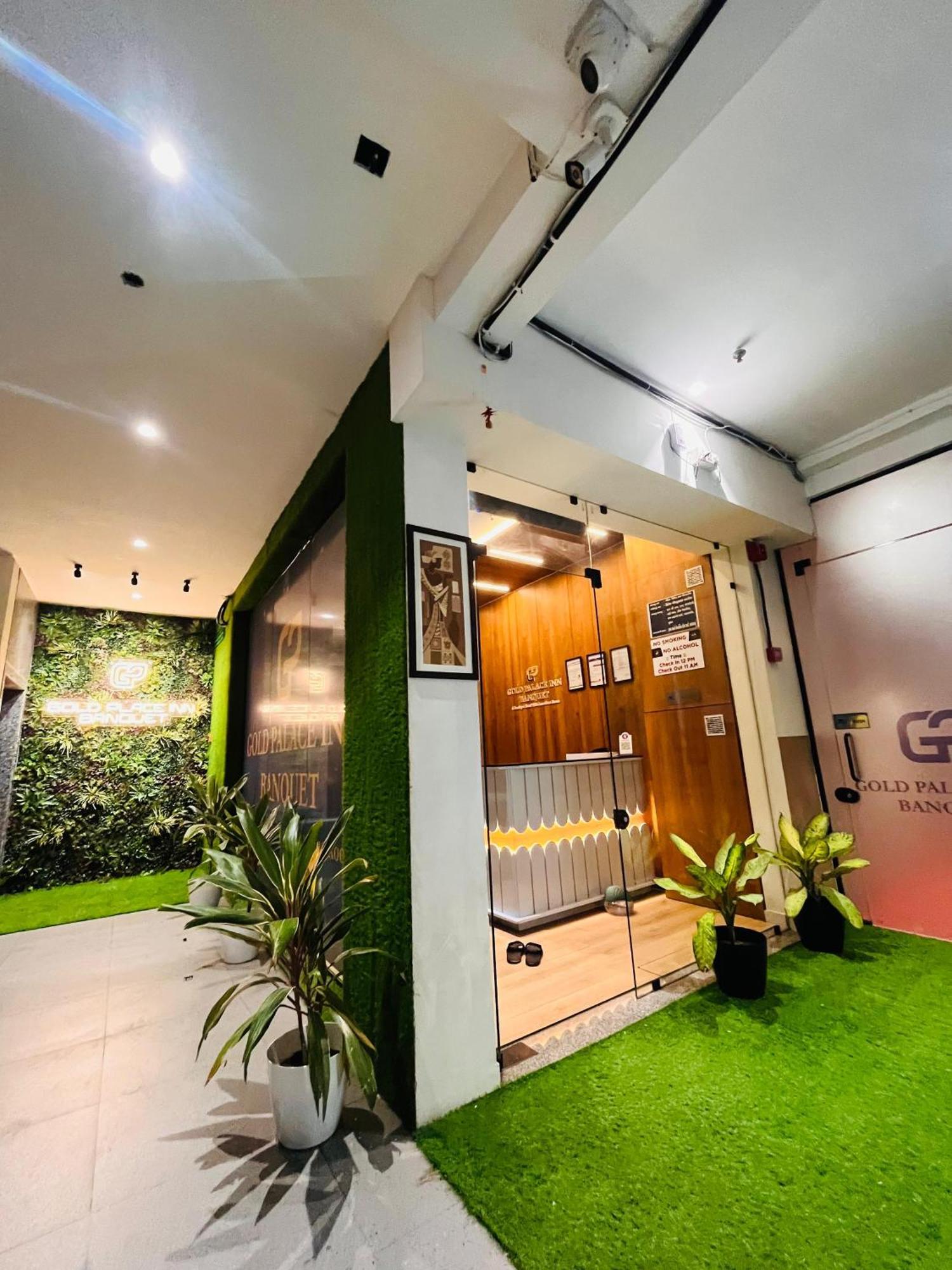 Hotel Gold Palace Inn Surat Buitenkant foto