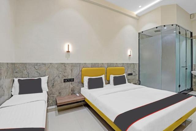 Hotel Gold Palace Inn Surat Buitenkant foto
