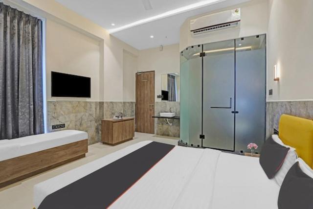 Hotel Gold Palace Inn Surat Buitenkant foto