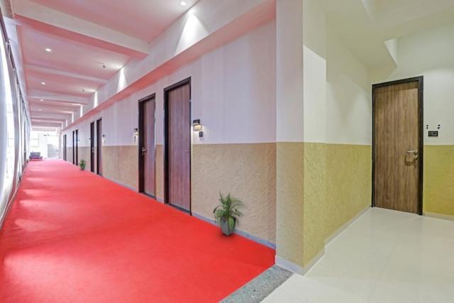 Hotel Gold Palace Inn Surat Buitenkant foto