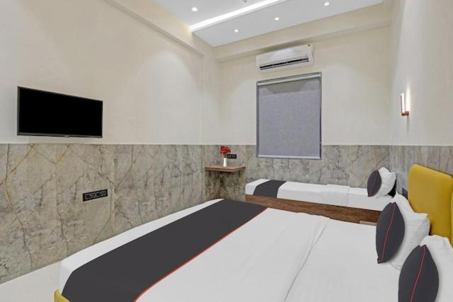 Hotel Gold Palace Inn Surat Buitenkant foto