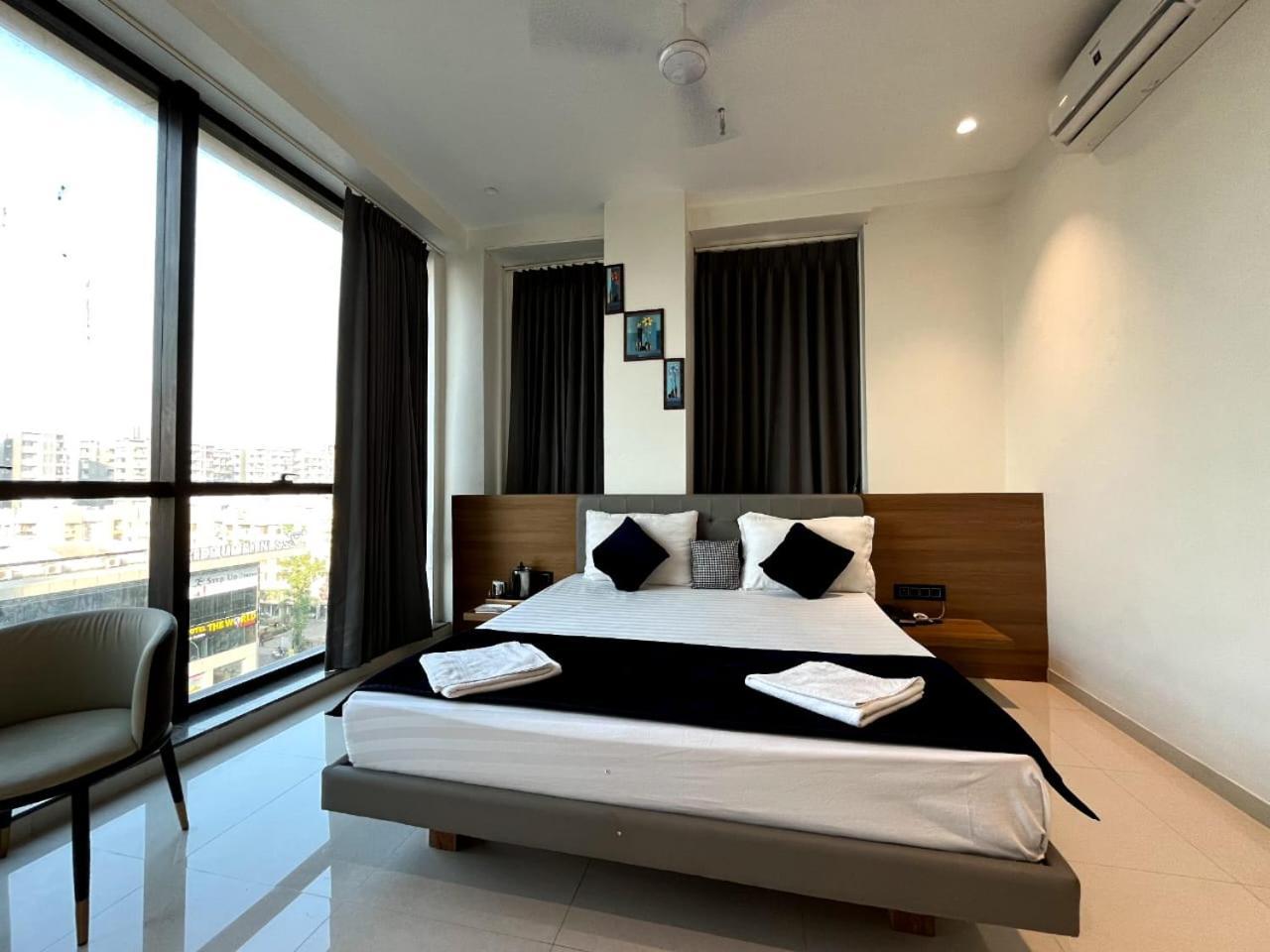 Hotel Gold Palace Inn Surat Buitenkant foto