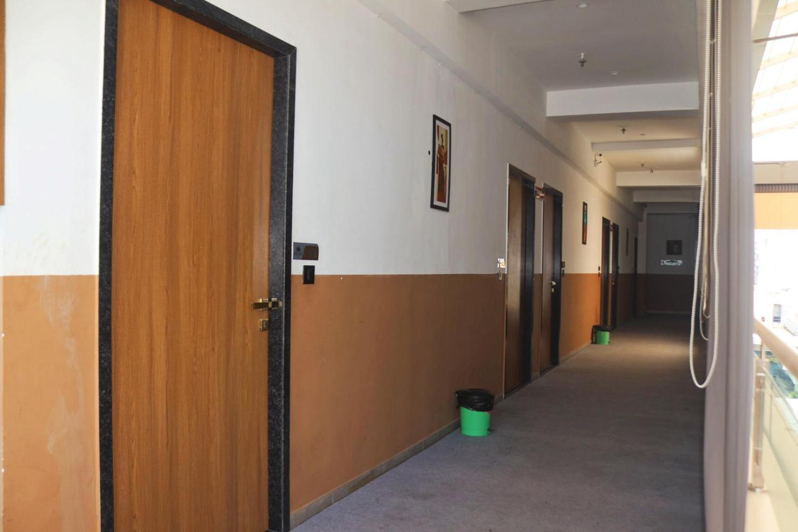 Hotel Gold Palace Inn Surat Buitenkant foto