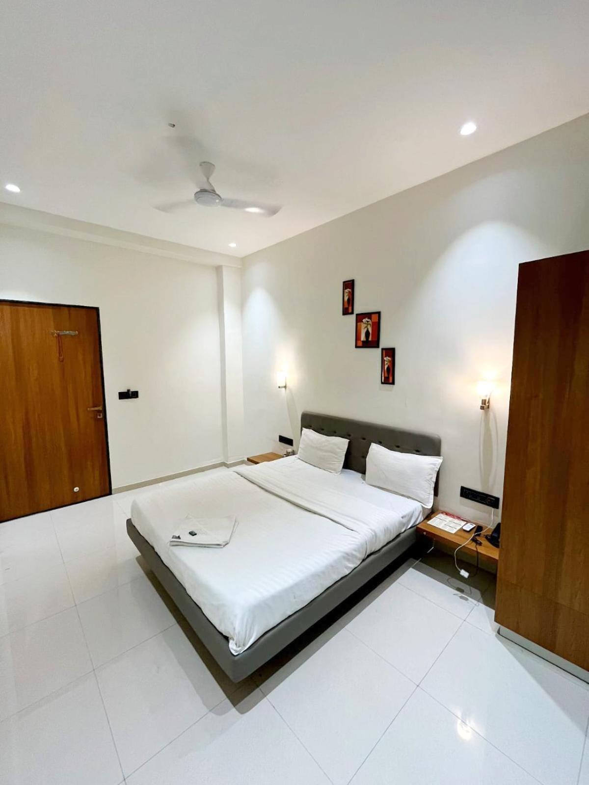 Hotel Gold Palace Inn Surat Buitenkant foto