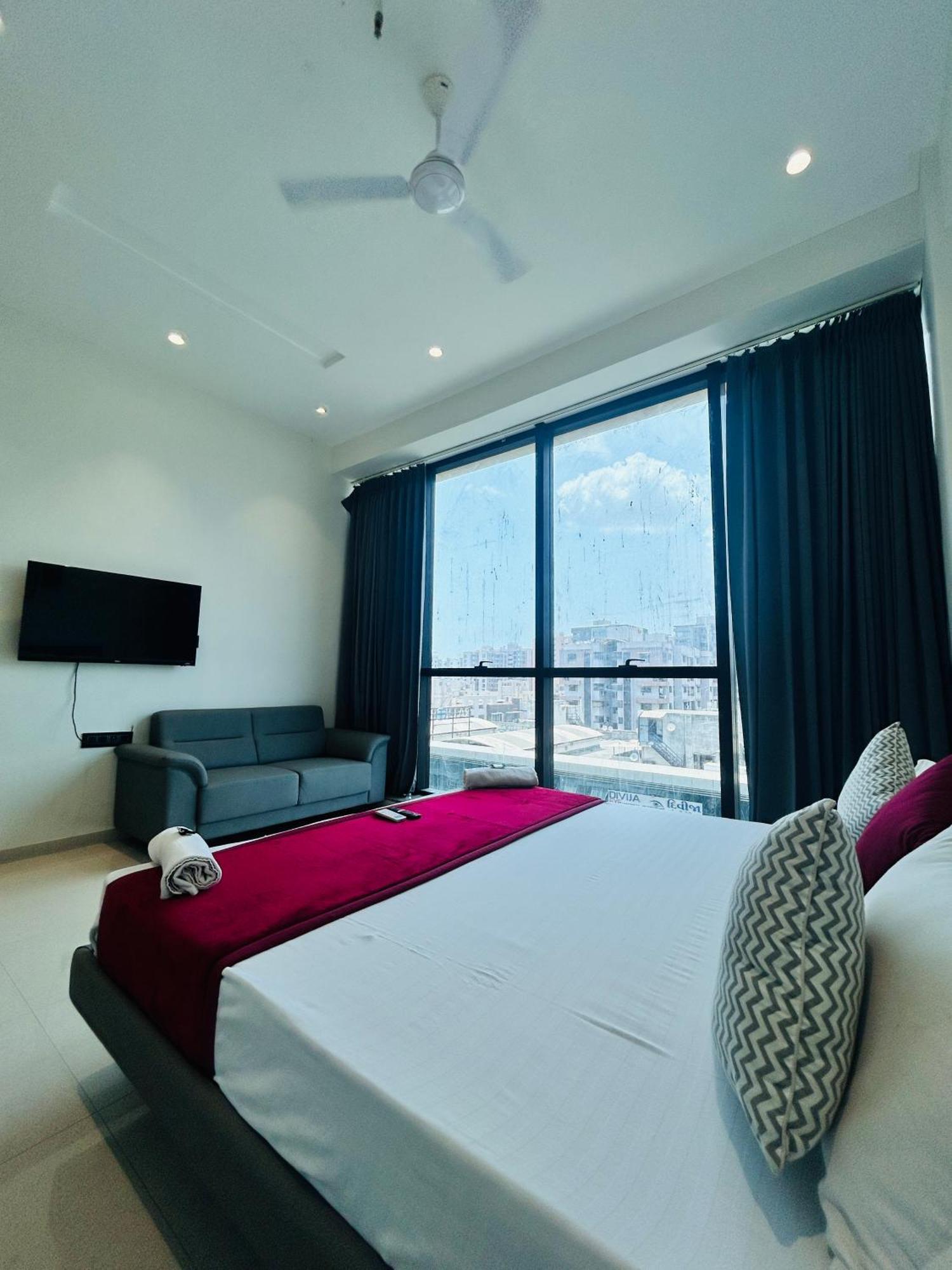 Hotel Gold Palace Inn Surat Buitenkant foto