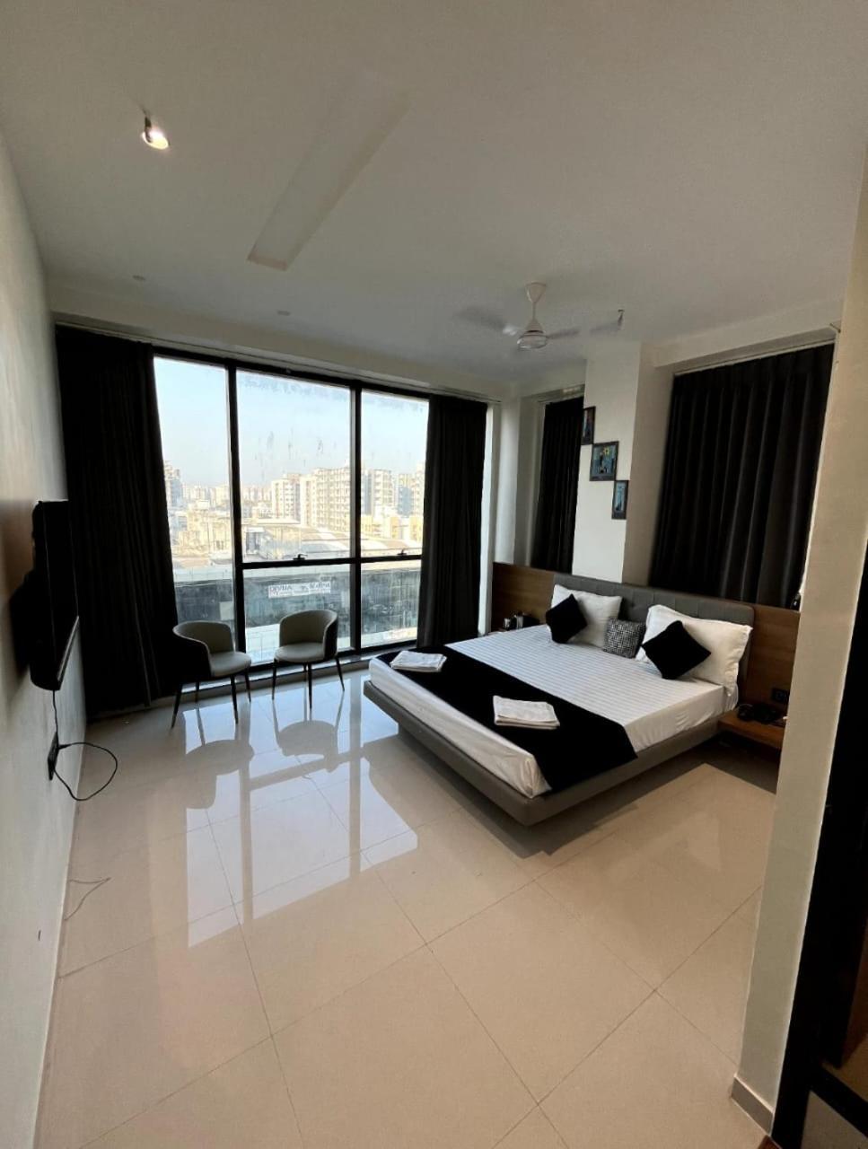 Hotel Gold Palace Inn Surat Buitenkant foto