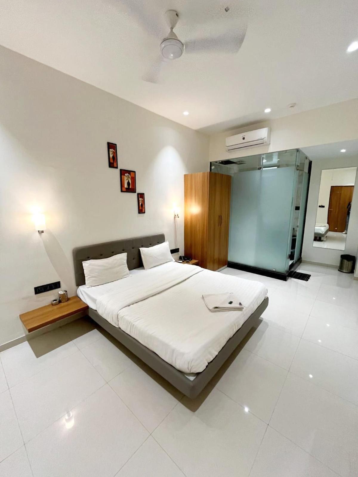 Hotel Gold Palace Inn Surat Buitenkant foto
