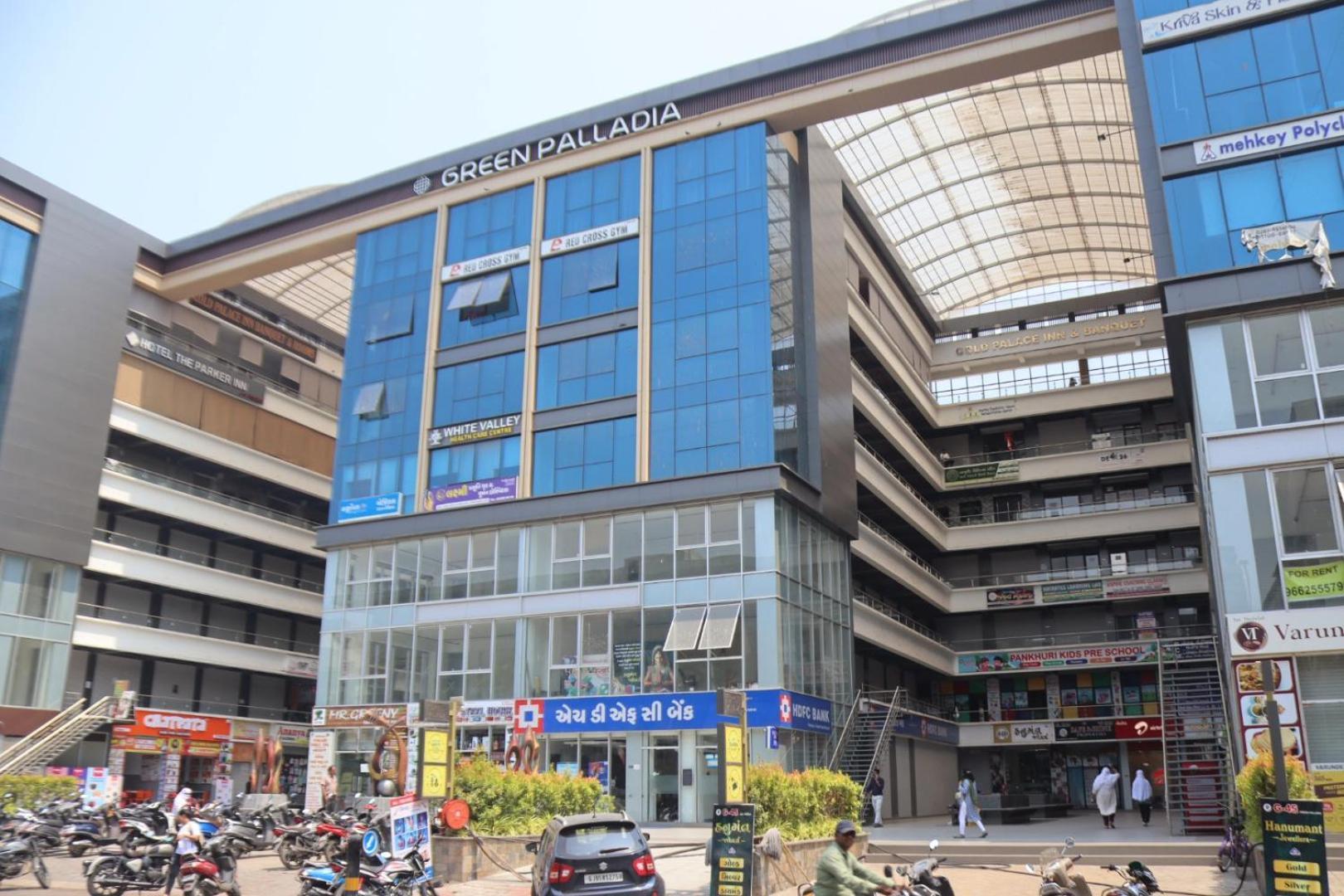 Hotel Gold Palace Inn Surat Buitenkant foto