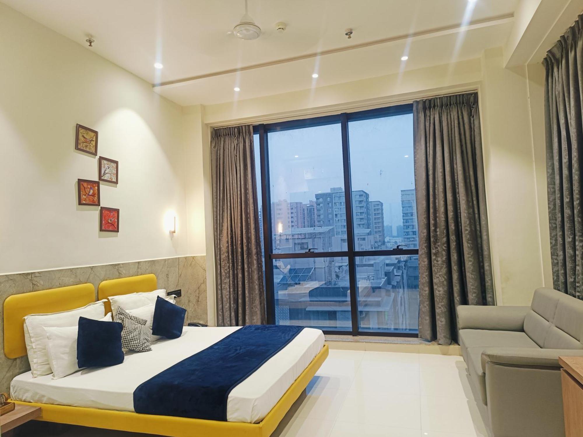 Hotel Gold Palace Inn Surat Buitenkant foto