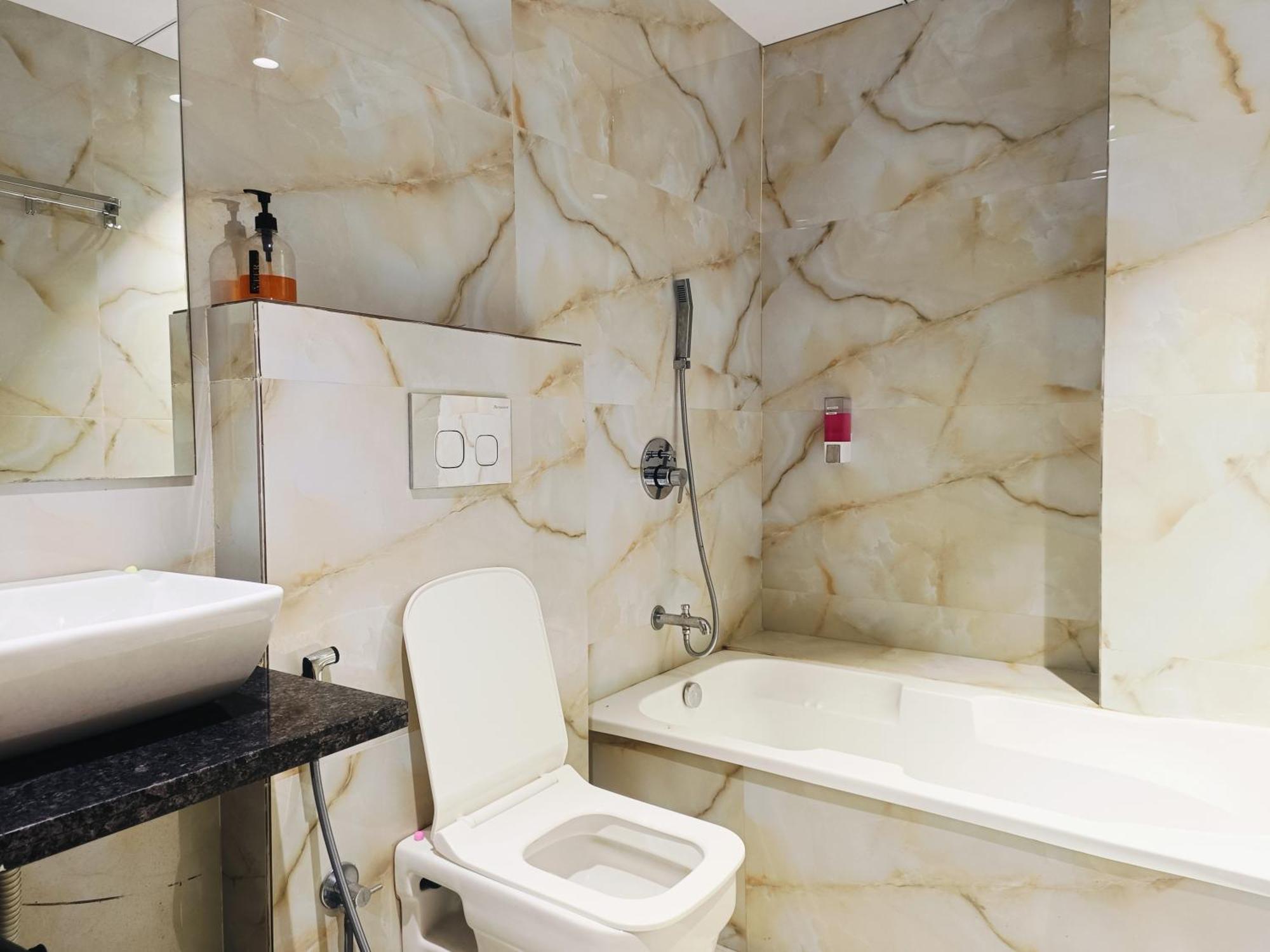 Hotel Gold Palace Inn Surat Buitenkant foto