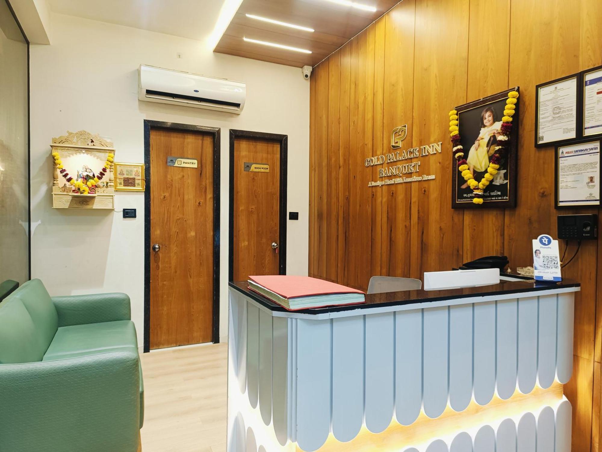 Hotel Gold Palace Inn Surat Buitenkant foto