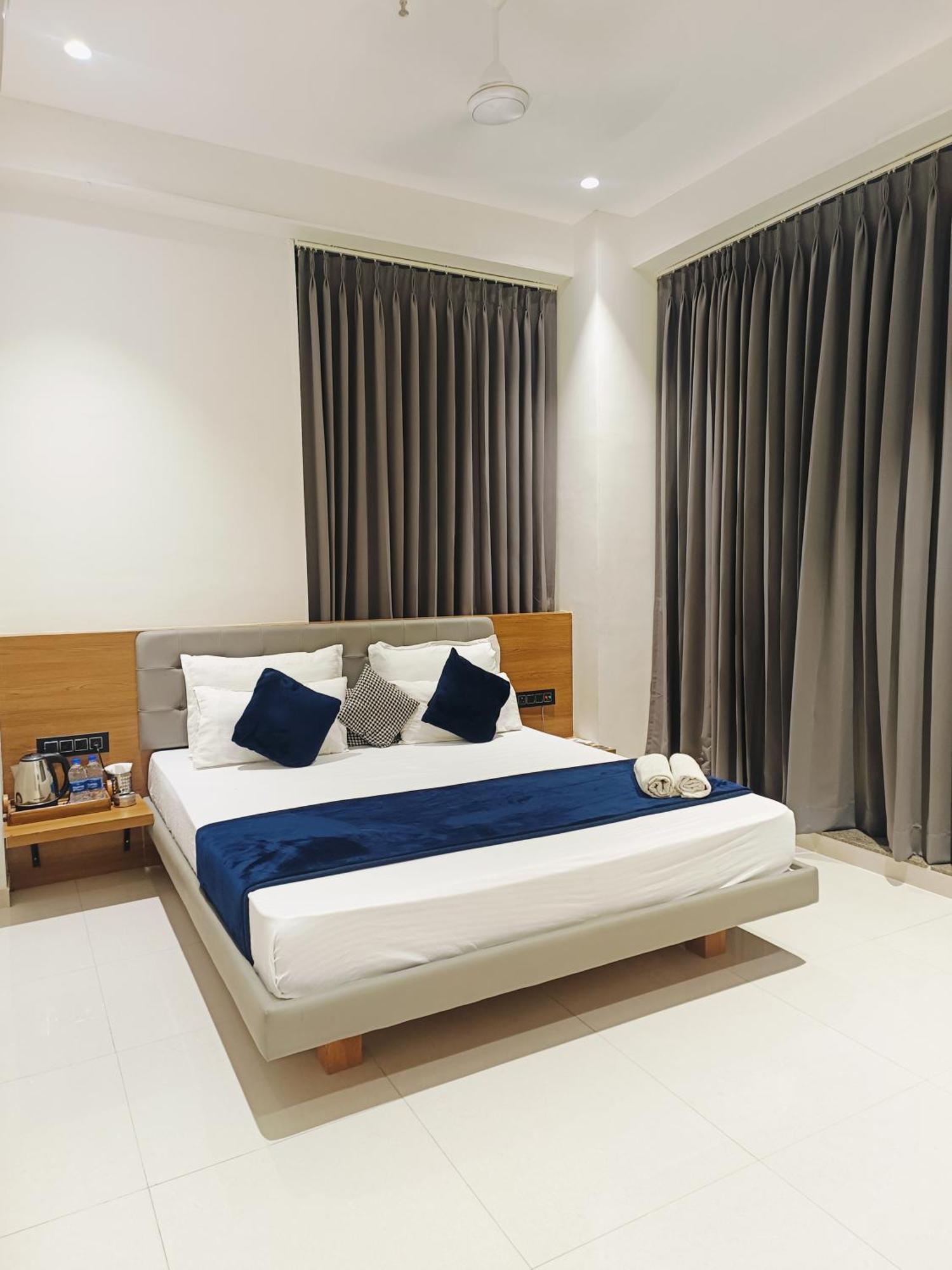 Hotel Gold Palace Inn Surat Buitenkant foto