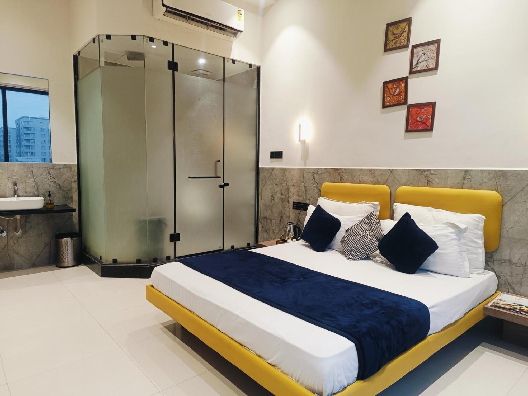 Hotel Gold Palace Inn Surat Buitenkant foto