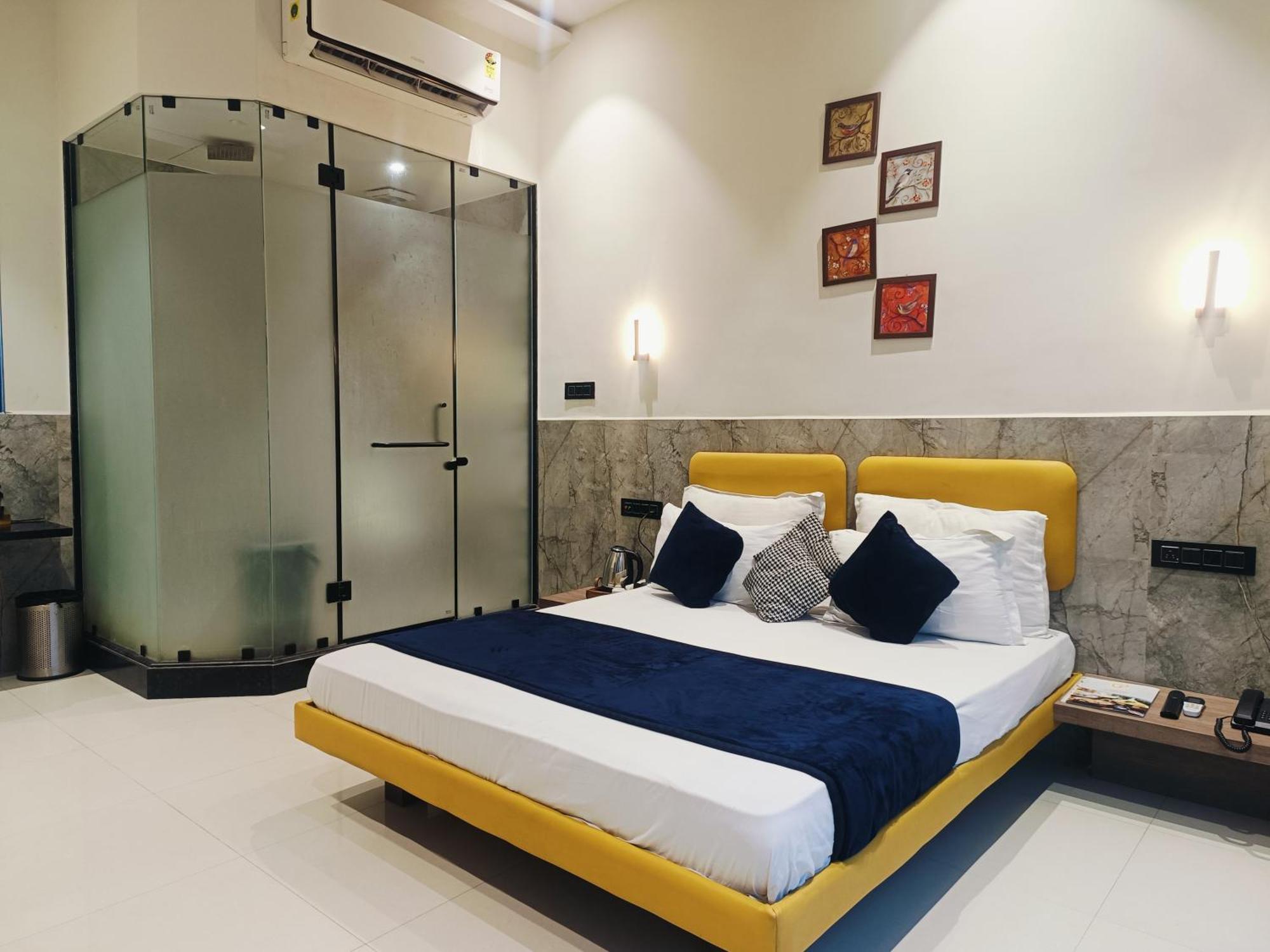 Hotel Gold Palace Inn Surat Buitenkant foto