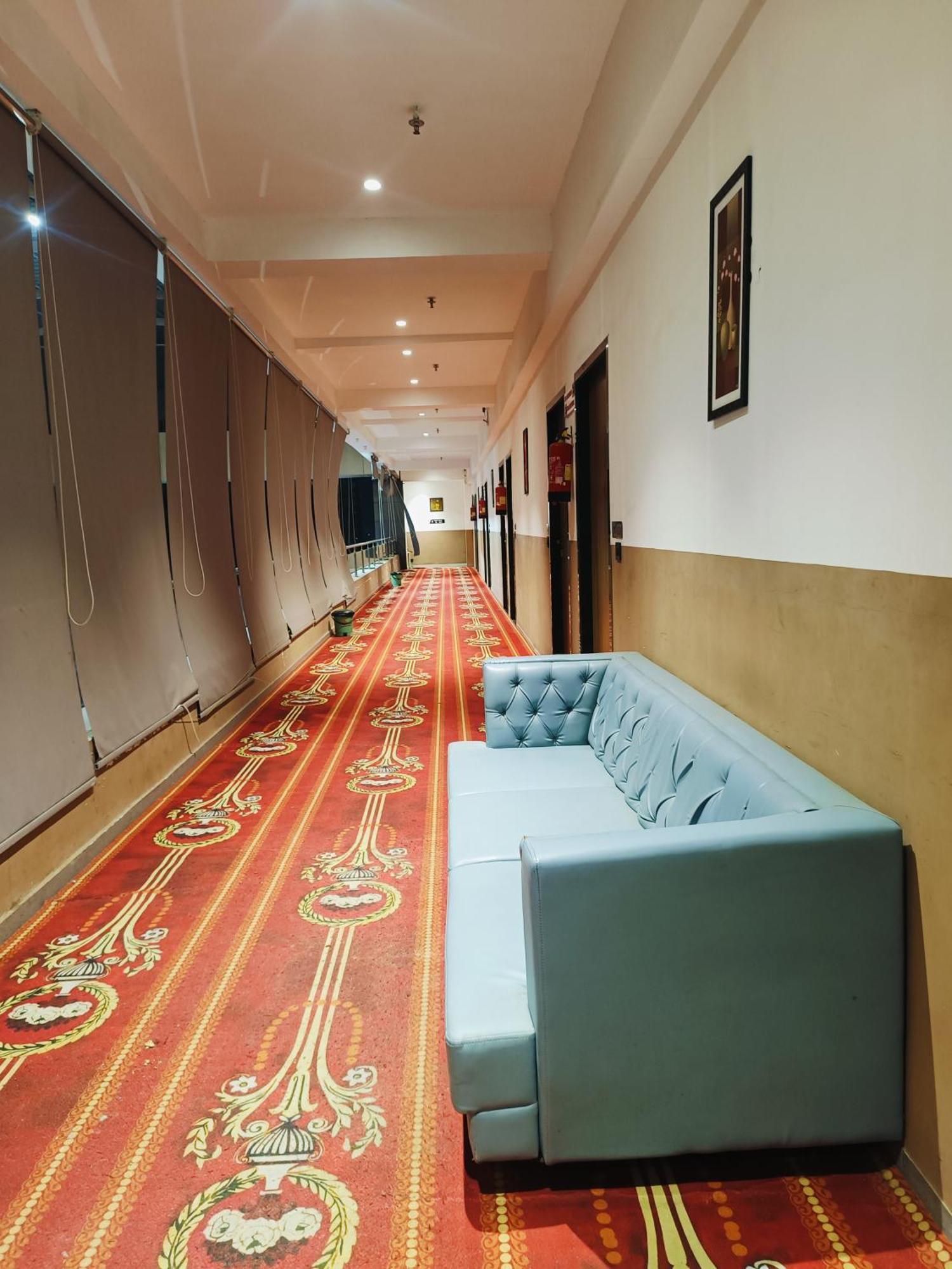 Hotel Gold Palace Inn Surat Buitenkant foto