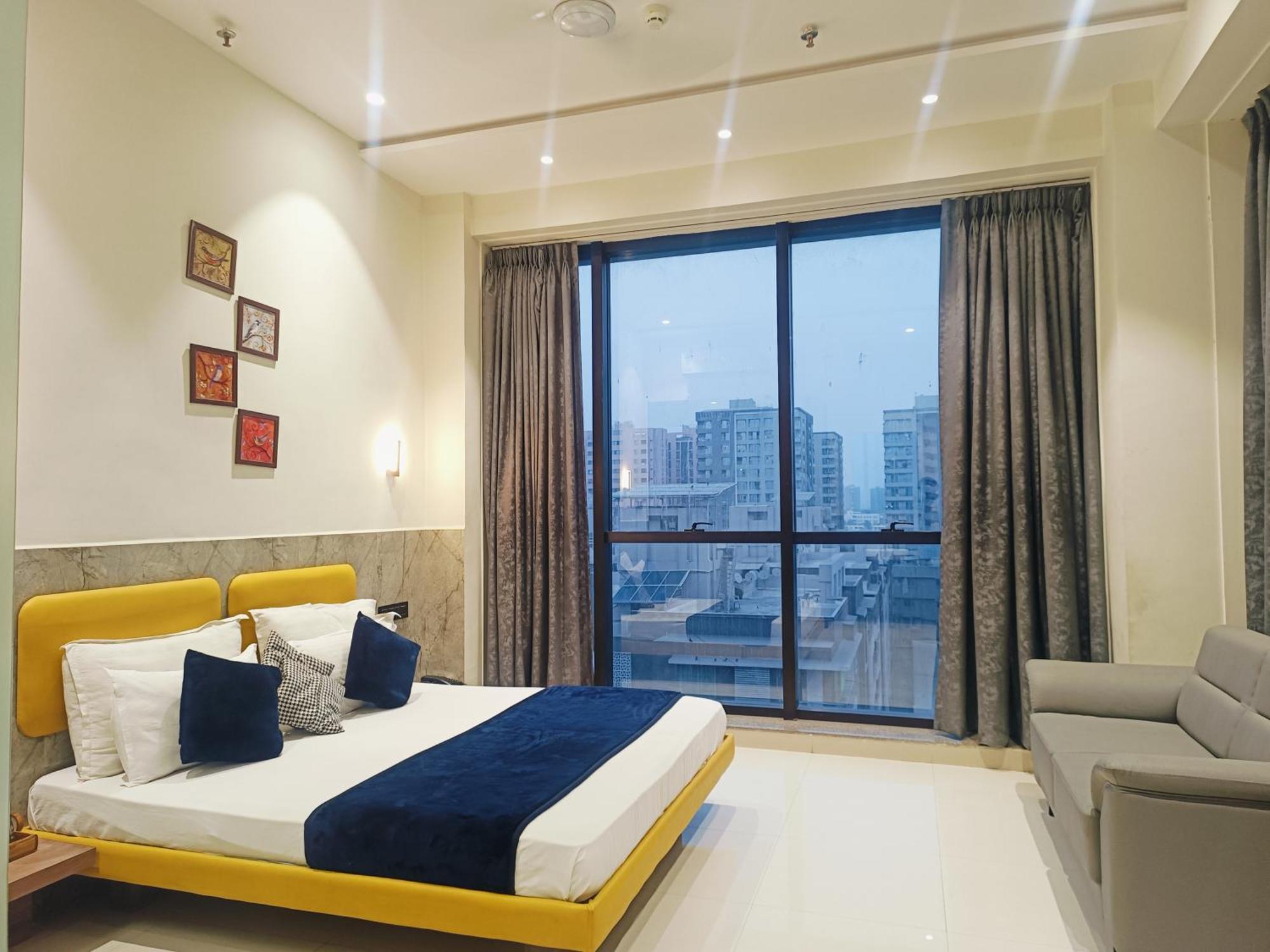 Hotel Gold Palace Inn Surat Buitenkant foto