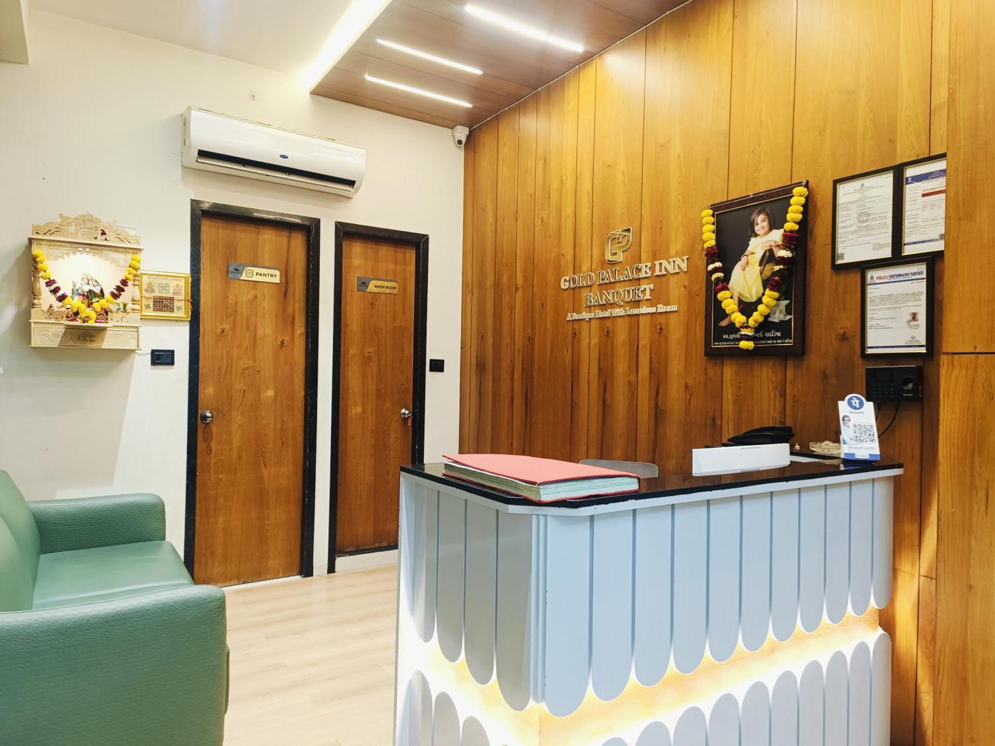 Hotel Gold Palace Inn Surat Buitenkant foto