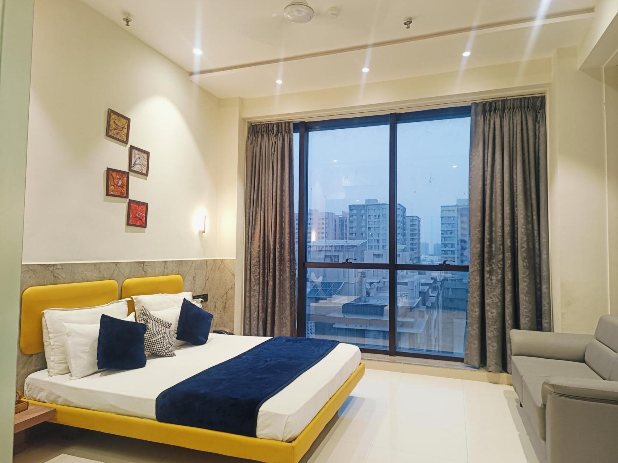Hotel Gold Palace Inn Surat Buitenkant foto