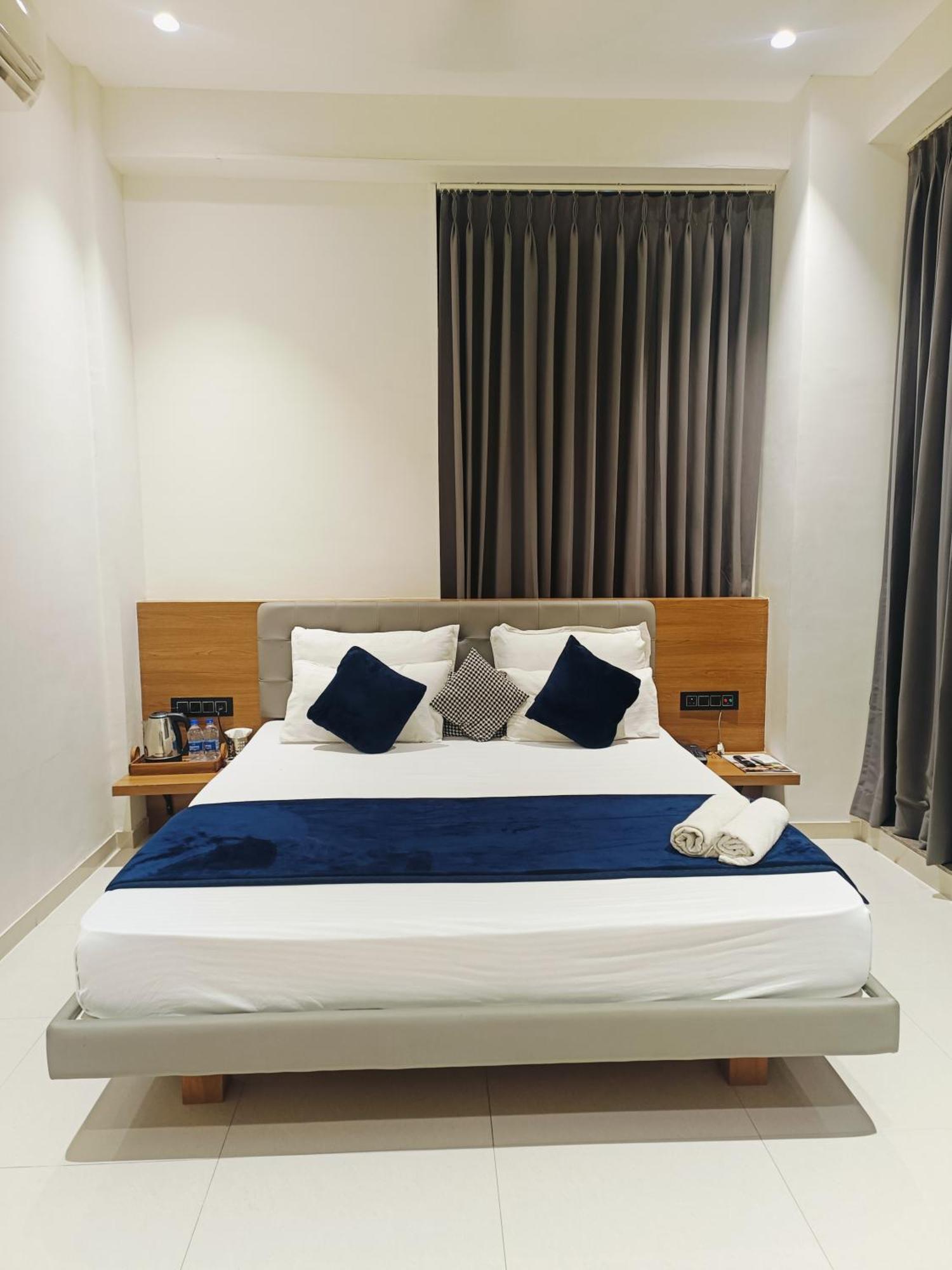 Hotel Gold Palace Inn Surat Buitenkant foto