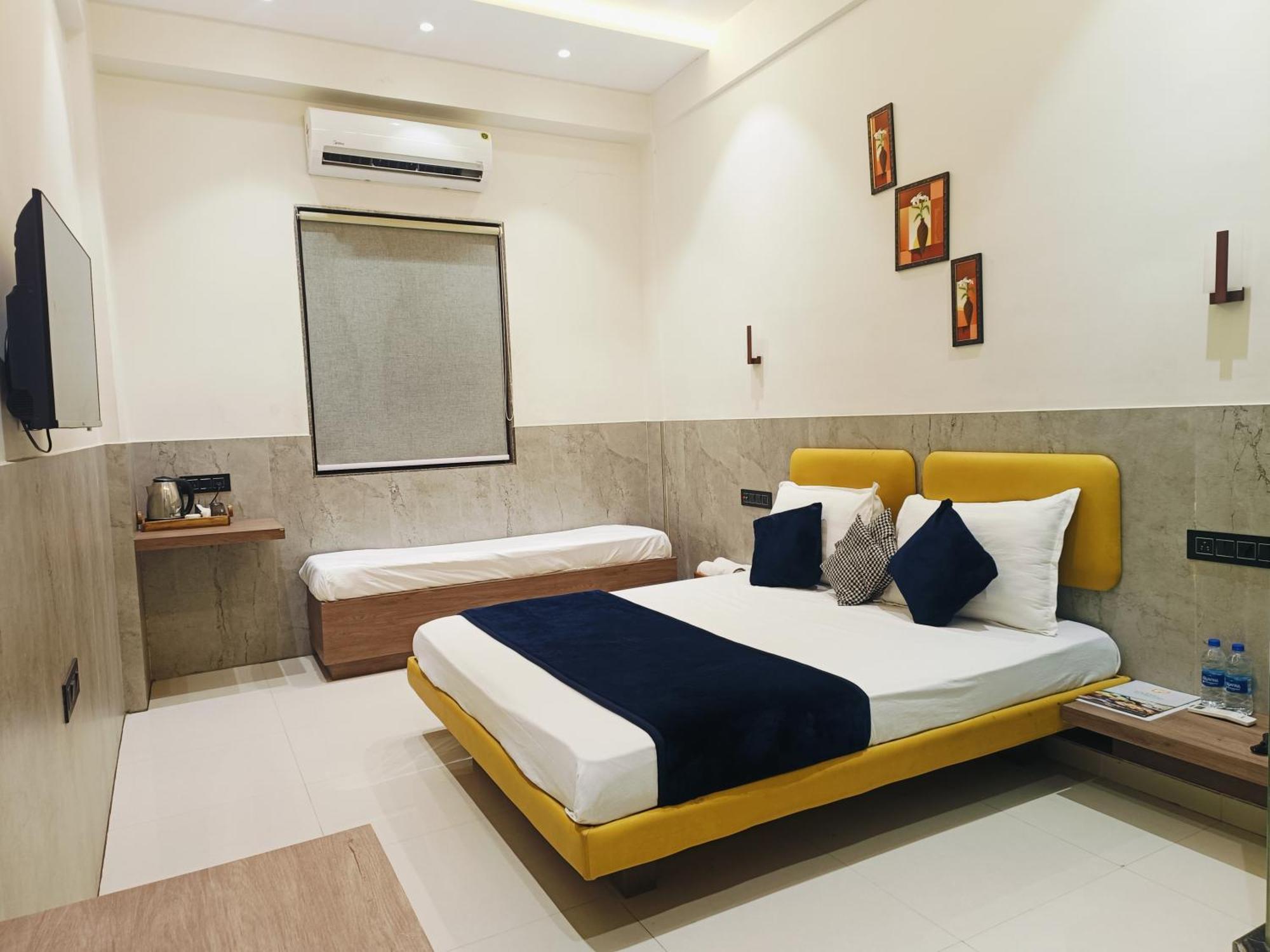 Hotel Gold Palace Inn Surat Buitenkant foto