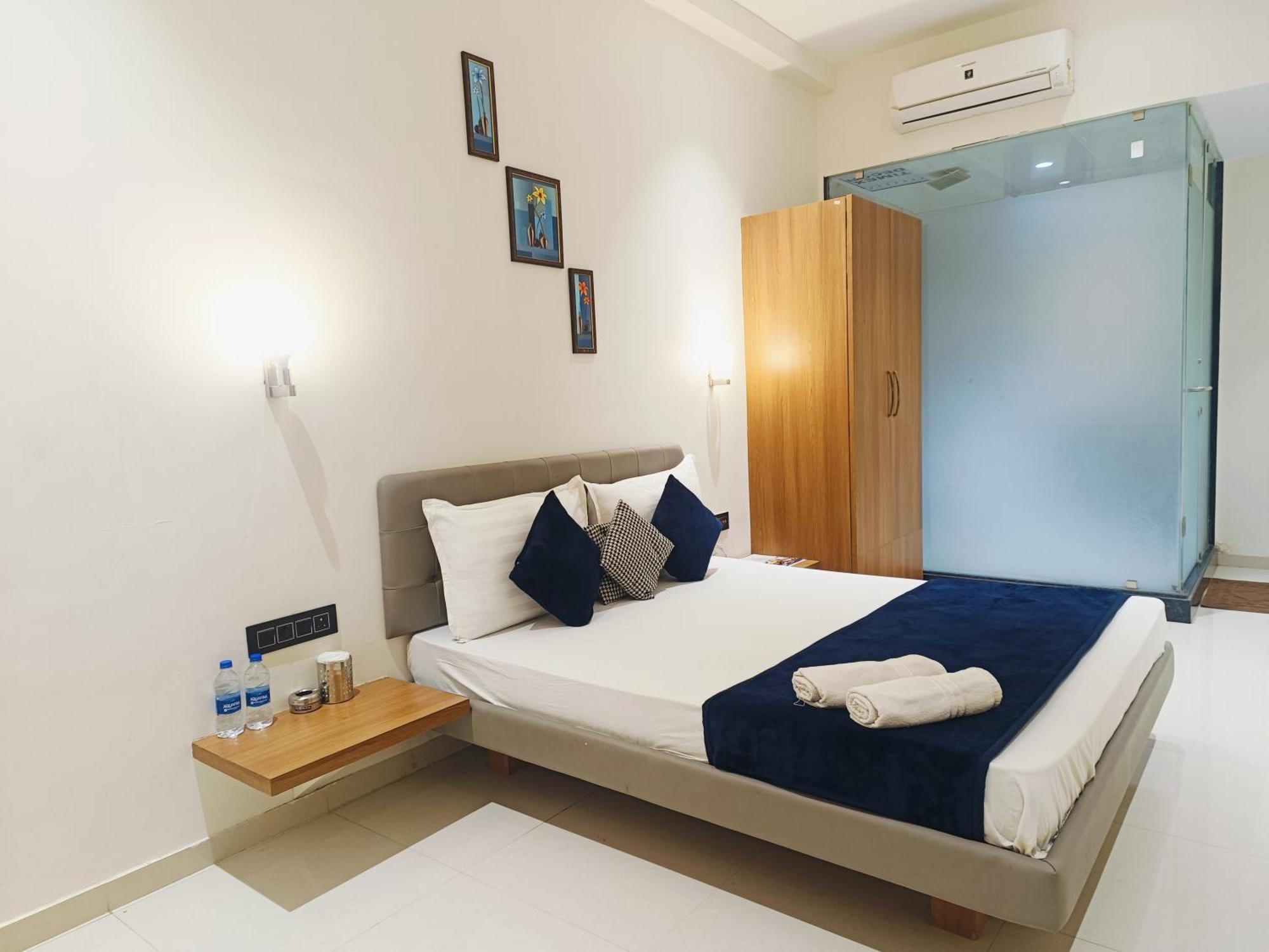 Hotel Gold Palace Inn Surat Buitenkant foto