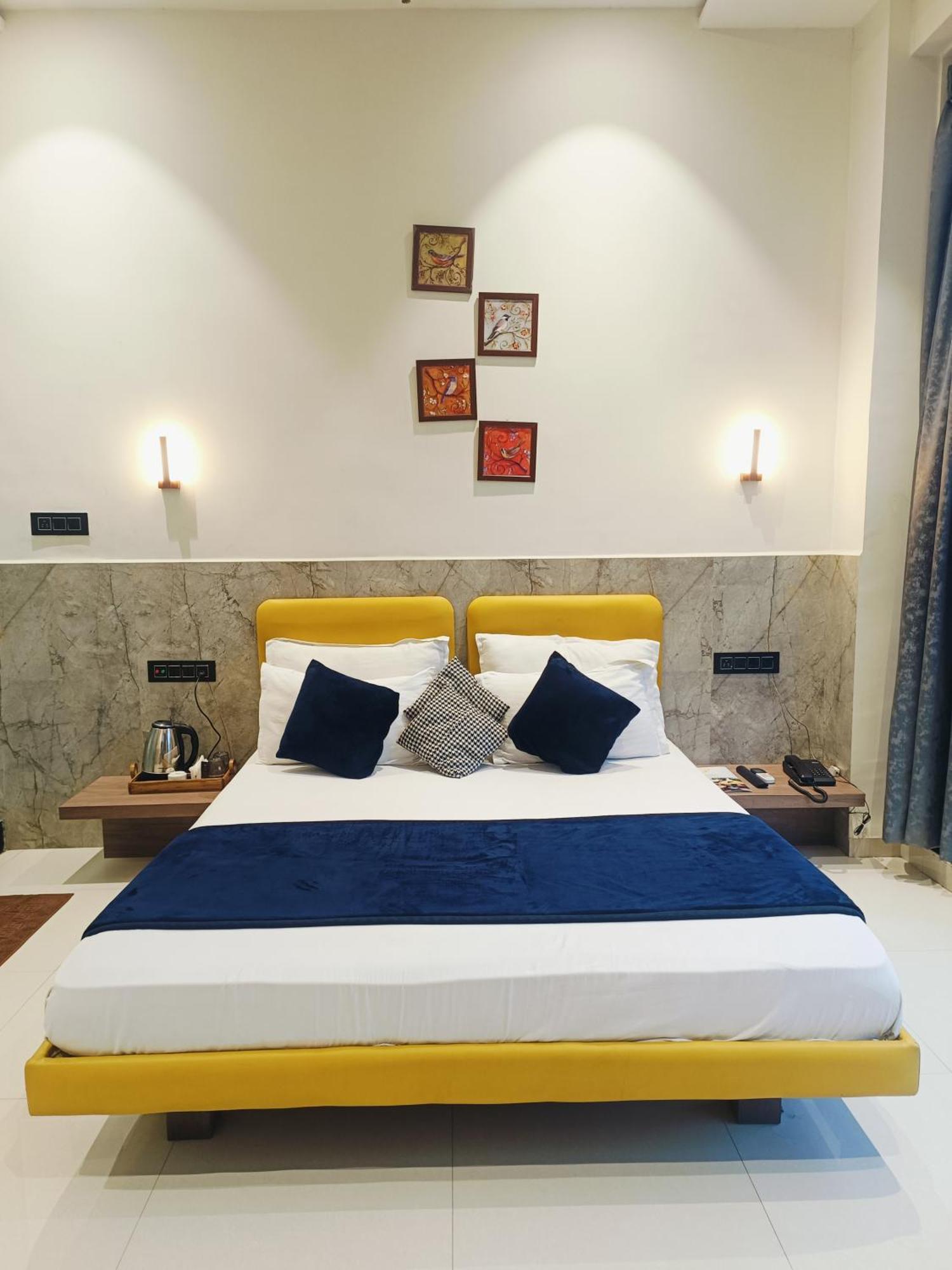 Hotel Gold Palace Inn Surat Buitenkant foto