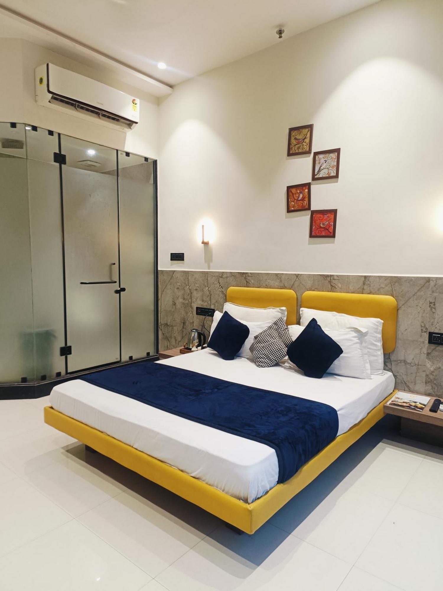 Hotel Gold Palace Inn Surat Buitenkant foto