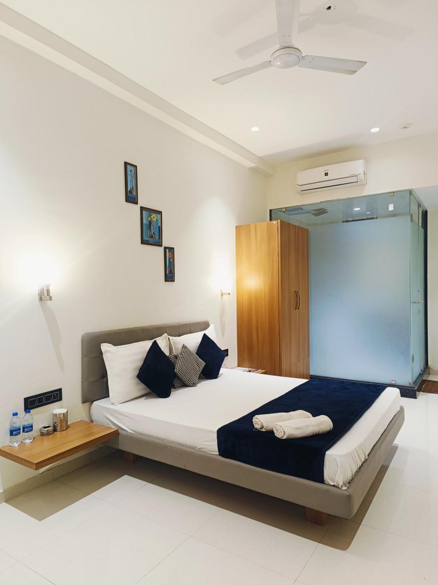 Hotel Gold Palace Inn Surat Buitenkant foto