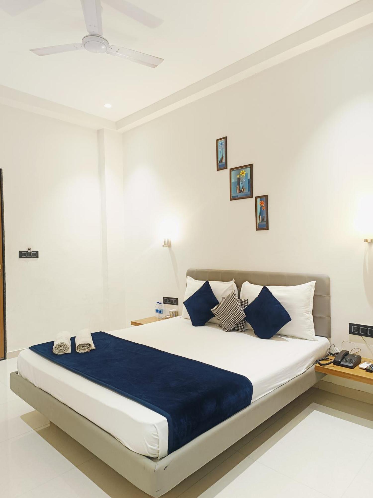 Hotel Gold Palace Inn Surat Buitenkant foto
