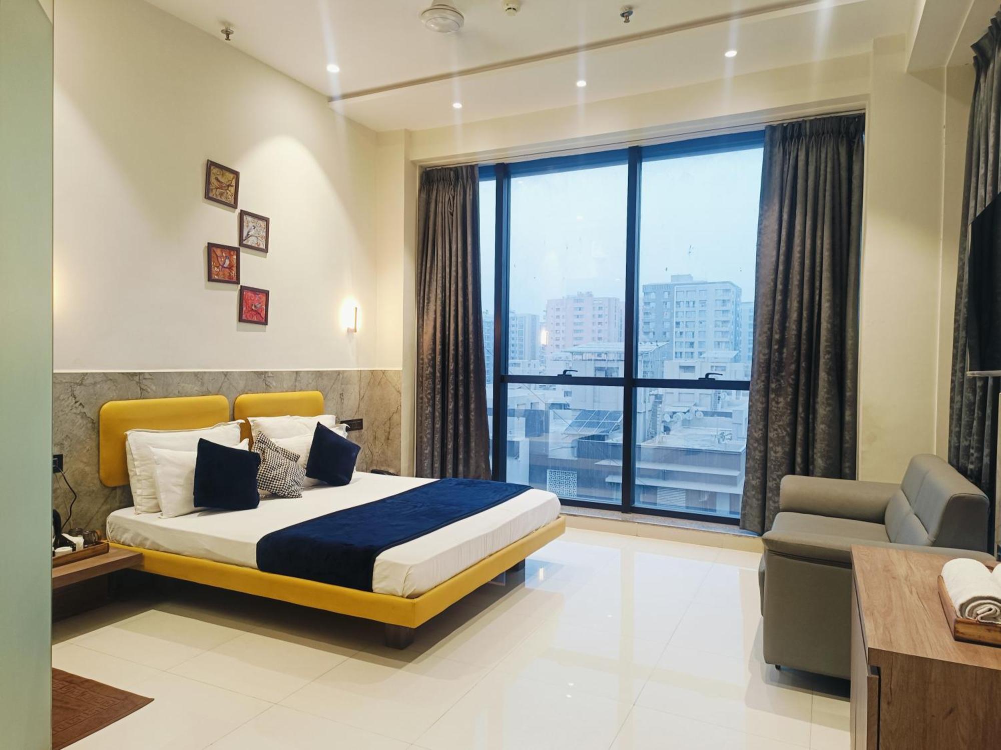 Hotel Gold Palace Inn Surat Buitenkant foto