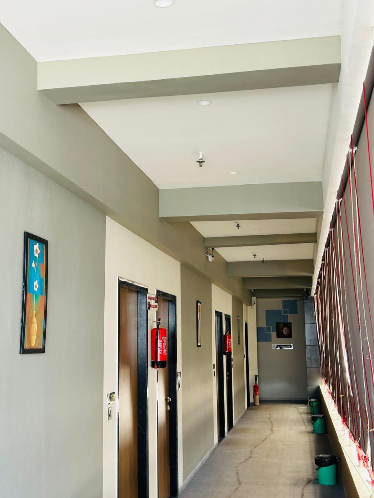 Hotel Gold Palace Inn Surat Buitenkant foto