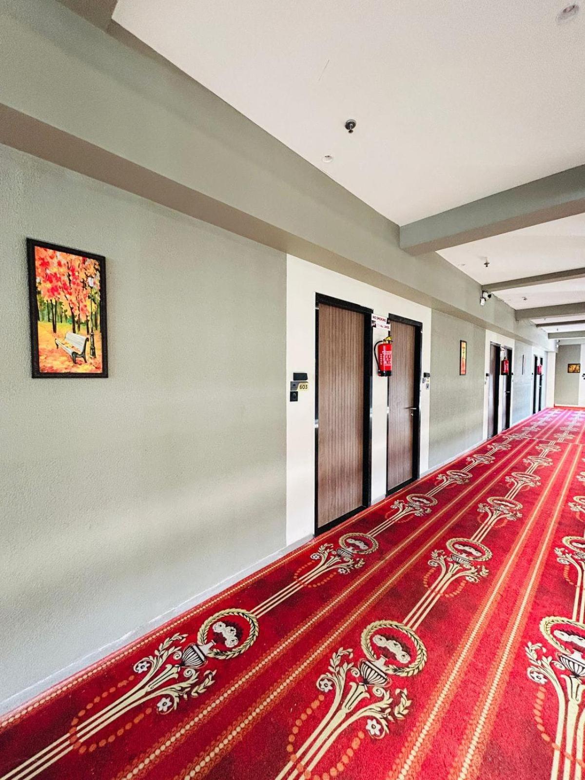 Hotel Gold Palace Inn Surat Buitenkant foto